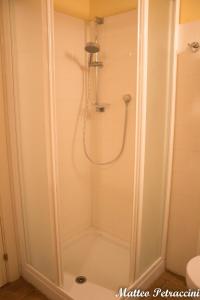 een douche met een glazen deur in de badkamer bij Lo Sfizio B&B in Cupramontana