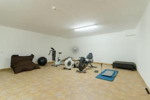 a room with many exercise equipment in it at Villa Amendoeiras in Quartos