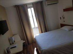 Voodi või voodid majutusasutuse Hôtel Point Bleu toas