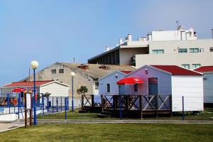 un parco giochi con tavolo da picnic e un edificio di Parque de Campismo Orbitur Canidelo a Vila Nova de Gaia
