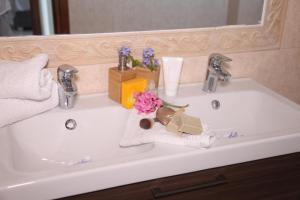 A bathroom at Paliouri Villa Vista al Mar by Luxlikehome