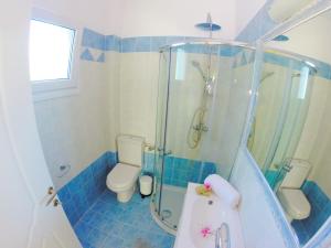 A bathroom at Paliouri Villa Vista al Mar by Luxlikehome