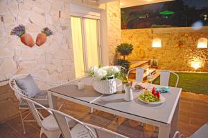 A television and/or entertainment centre at Paliouri Villa Vista al Mar by Luxlikehome