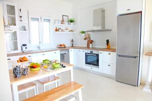 A kitchen or kitchenette at Paliouri Villa Vista al Mar by Luxlikehome
