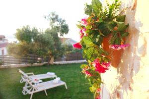 A garden outside Paliouri Villa Vista al Mar by Luxlikehome