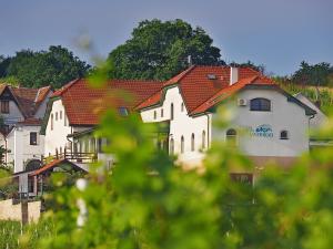 una fila de casas blancas con techos rojos en Hotel Vinohrad, en Milotice