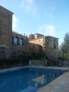 a swimming pool in front of a building at Parador de Oropesa in Oropesa