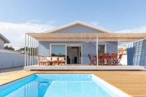 une villa avec une piscine en face d'une maison dans l'établissement Blue Dreams, à Ovar