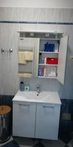 ザグレブにあるApartment A-zone Zagrebのバスルーム(白いシンク、キャビネット付) +14枚の写真