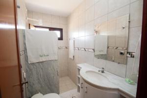 Phòng tắm tại Apart Hotel Chalé Executivo
