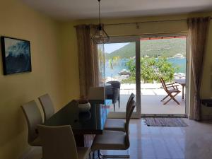 BrijestaにあるVilla Ivaのダイニングルーム(テーブル、椅子付)、ガラスのスライドドア