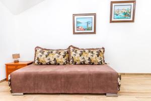 een bed met 2 kussens in een kamer bij SSM Apartmani in Kotor