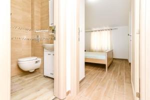 een badkamer met toilet en wastafel bij SSM Apartmani in Kotor +39 foto's