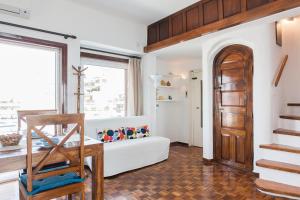 ピレウスにあるHolodek Apartments : Kastellaのリビングルーム(白いソファ、窓付)