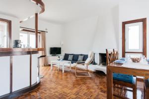 sala de estar con sofá y mesa en Holodek Apartments : Kastella en Piraeus