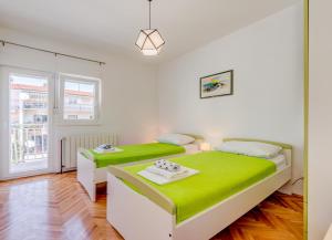 Katil atau katil-katil dalam bilik di Apartments Maestral +37 gambar
