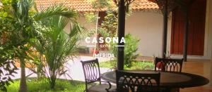 梅里達的住宿－Casona Hostel Boutique，天井配有桌椅和标志