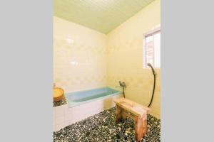 Giường trong phòng chung tại 囲炉裏のある築100年の一棟貸し古民家で昔の暮らし体験