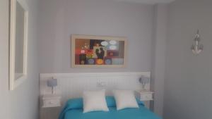 ベナルマデナにあるEdificio Andalucia 2 Costa del Solのベッドルーム1室(青いベッド1台付)