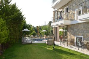 una casa con un patio con piscina en Aria Doria Otel en Datca