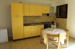 A kitchen or kitchenette at L'arcobaleno
