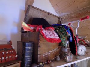 a wooden box sitting on top of a shelf at Mimi la Sardine in Laigné-en-Belin