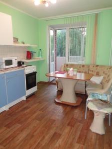 トムスクにあるUchebnaya 7 - 2 Bedroomのリビングルーム(テーブル付)、キッチン