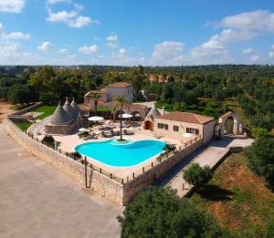 チェーリエ・メッサーピカにあるLuxury Villa Masseria Beneficioのスイミングプール付きの家屋の空中ビュー