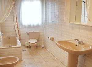 Ένα μπάνιο στο Apartamentos Vacacionales Caracas +25 φωτογραφίες