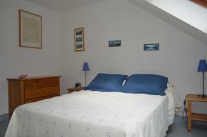 サン・ラリー・スランにあるBEL AURE 3のベッドルーム(青い枕のベッド1台付)
