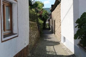 an alley between two buildings with a window at Ferienhaus "Einfach wohnen" in Beilstein