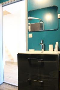 オーヴィエにあるLe Sarment - HAUTVILLERSのバスルーム(洗面台、鏡付)