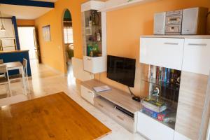 Televízia a/alebo spoločenská miestnosť v ubytovaní Apartamento con encanto junto a la playa y en el centro del pueblo