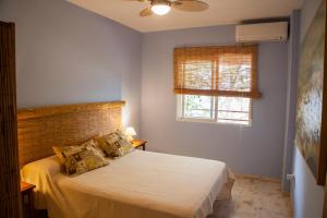 Posteľ alebo postele v izbe v ubytovaní Apartamento con encanto junto a la playa y en el centro del pueblo