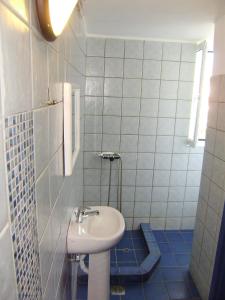 A bathroom at Akrotiri Hotel