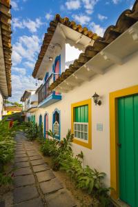 een rij huizen met kleurrijke deuren in een straat bij Pousada Vila do Porto in Paraty