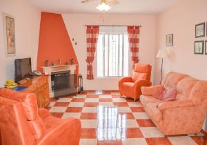 Et opholdsområde på Traumhaus für 6 Personen mit spektakulärem privaten Pool und schönem Ausblick in die Natur