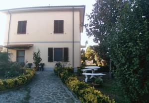 a building with a picnic table in front of it at La bicicletta Rossa B&B in Cenaia