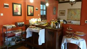 eine Küche mit orangefarbenen Wänden und einer Theke mit Essen in der Unterkunft Posada Las Mañanitas in Cóbreces + 75 Fotos