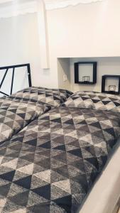 un piumone bianco e nero su un letto di GOODMOOD Apartment a Debrecen