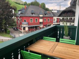 een tafel op een balkon met uitzicht op de gebouwen bij Style Apartments by Mieze Schindler in St. Wolfgang