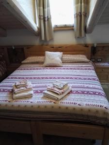 ジアーノ・ディ・フィエンメにあるBed and Breakfast la Stubeのタオルが備わるドミトリールームのベッド1台分です。