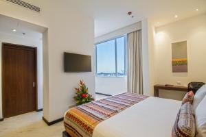 Un pat sau paturi într-o cameră la Best Western Plus Santa Marta Hotel
