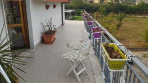 un balcón con una fila de sillas y plantas en B&B Giffoni Film Festival, en Giffoni Sei Casali