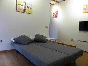 a bedroom with a bed and a tv on the wall at Apartamento B con Garaje Privado in Toledo