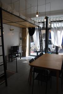 パリにあるNice 35m² near MONTMARTREのロフトベッド1台(テーブル、椅子付)