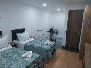 pokój hotelowy z 2 łóżkami i ręcznikami w obiekcie Dzveli Batumi w mieście Batumi
