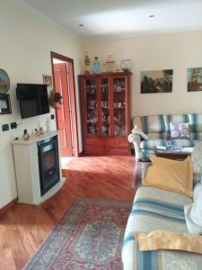 een woonkamer met een bank en een open haard bij Casa del Cedro - Cedar House in Lecco