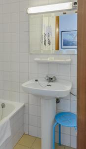 uma casa de banho com um lavatório, um espelho e uma banheira em Hotel La Terraza em Sanxenxo
