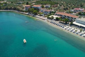 una vista aerea di una spiaggia con una barca in acqua di Sunset Hotel a Xiropigado